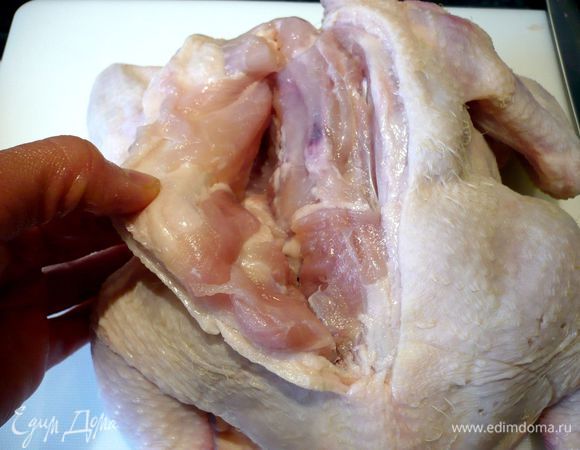 Начнем аккуратно с одного края отделять кожу с мясом от каркаса, проходя ножом как можно ближе к косточкам, как доберемся до середины тушки, начнем делать то же самое с другого края.