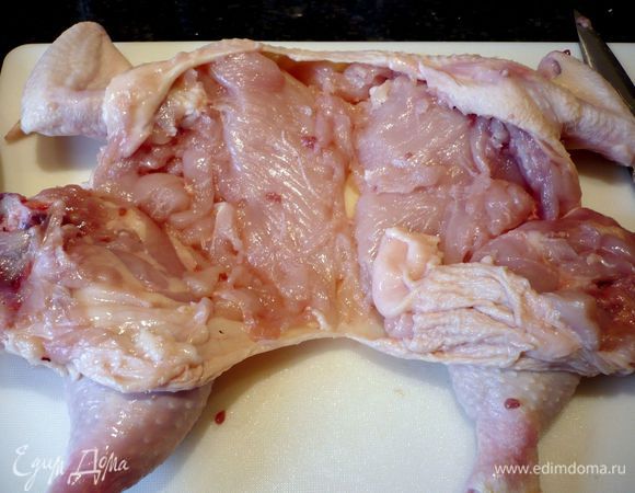 А вот сама тушка без каркаса. Теперь удалим косточки из ножек и крылышек.