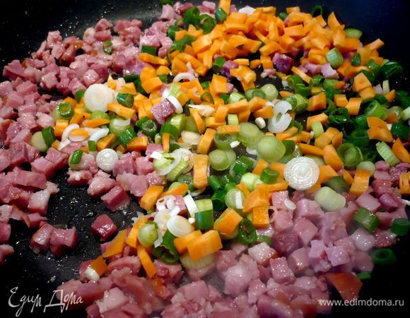 Разогреваем духовку до 200 градусов. Теперь приготовим начинку. Бекон порежем кубиком. Лук — колечками, томаты мелко порежем, порубим листочки с одной веточки розмарина. Хлеб поджарим в тостере. Порежем кубиком. Морковь порежем кубиком. Обжарим в оливковом масле бекон, добавим лук и  морковь, обжарим все вместе в течение пары минут. 