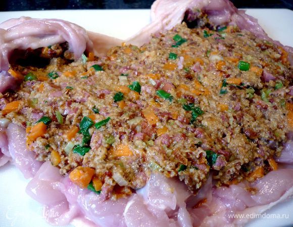 Курочку со всех сторон посолим. Выложим ее на кожу мясом вверх. Для начинки смешаем молоко с хлебом, яйцом, вялеными томатами и овощами, посолим и поперчим. Выложим на нашу курочку равномерно, не забыв и про ножки, их мы тоже заполняем начинкой. Закрываем курочку хорошо, переворачиваем ее спинкой вверх, перевязываем кулинарной нитью.