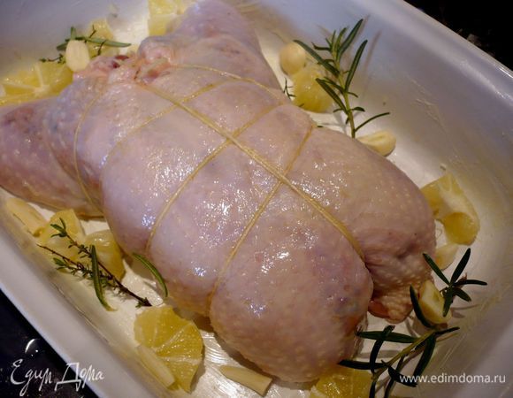 Форму для запекания смажем сливочным маслом. Лимон очистим от кожуры полностью, сняв и белую часть кожуры. Режем на кусочки, извлекаем косточки. Чеснок чистим, режем крупно. Выкладываем курочку в форму, смазываем ее оливковым маслом. По бокам выкладываем тимьян, розмарин, чеснок и лимон. Ставим курочку в духовку на 1 час. Через 20 минут смазываем курицу снова оливковым маслом (1 ст.л.). Ставим в духовку еще на 20 минут. Поливаем образовавшимся соусом, через десять минут снова поливаем соусом, ставим в духовку еще на 10 минут, достаем и снова поливаем соусом. 