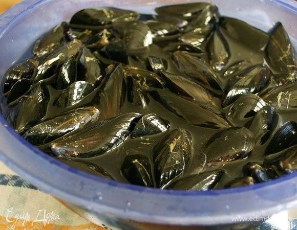 В первую очередь подготовить мидии... Как следует их помыть; соскрести с раковин приставший к ним известковый налет или водоросли. Удалить "бородку". Поврежденные, треснувшие раковины выбросить. Затем замочить мидии в воде хотя бы на 1 час. Французские шеф-повара советуют замочить мидии в воде вместе с горстью обыкновенной либо кукурузной муки. Тогда моллюски выбросят песок и впитают муку, что им поможет набухнуть и увеличиться в размере. 