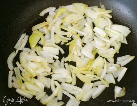 Одновременно нарезать лук и положить обжариться на сковороде; не доводить до мягкости.