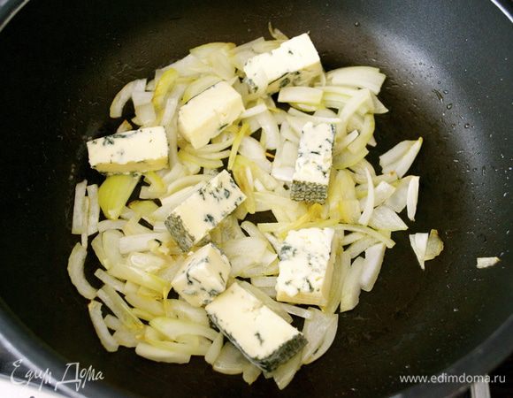 Сыр Рокфор порезать кусочками и добавить к луку.