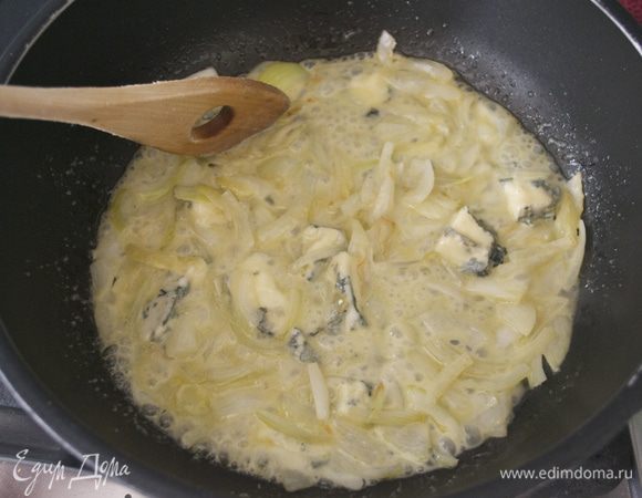 Добавить 3 столовые ложки жидкости из сковороды с мидиями. Перемешать пока сыр не расплавится и не превратиться в соус...