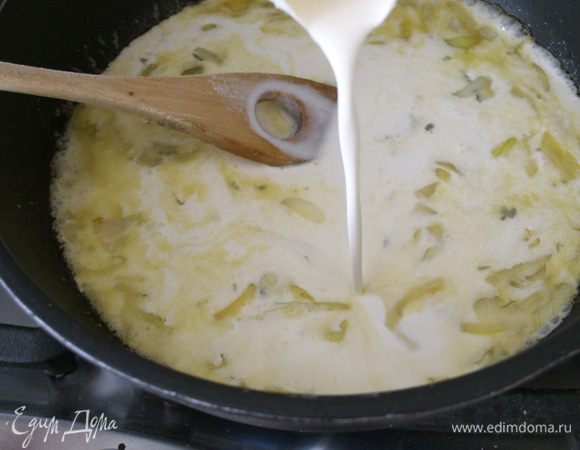 Влить сливки. В оригинале - крем-фреш (crème fraiche). Размешать. Количество сливок можно регулировать по своему вкусу... 