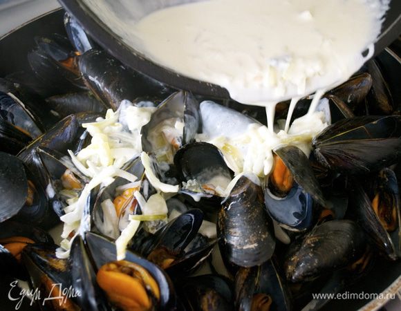 Из сковороды с мидиями слить лишнюю жидкость (оставить совсем немного...) и залить мидии полученным соусом! Перемешать и прогреть. 