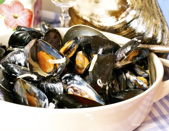 Переложить мидии в сервировочное блюдо и подавать сразу же!!! При желании можно присыпать блюдо свежей петрушкой. 