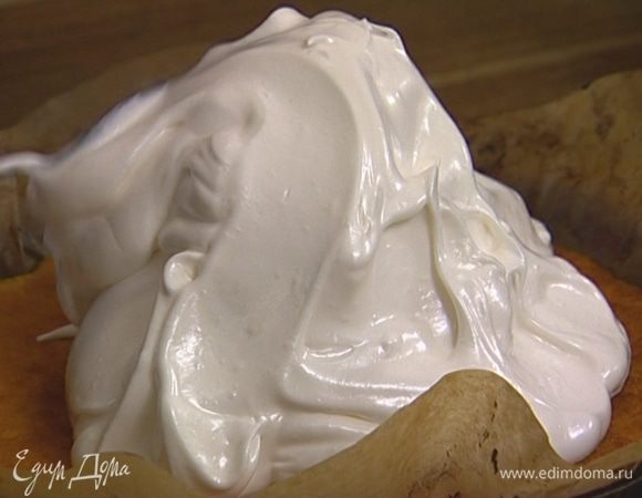 Сверху поместить взбитые белки таким образом, чтобы все мороженое было покрыто белковой массой. 