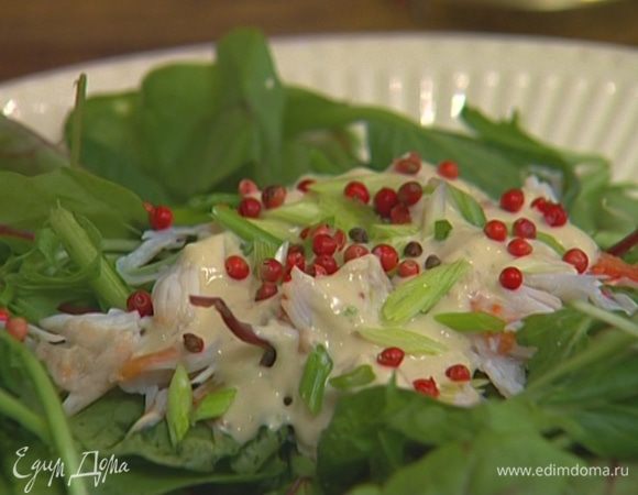 Присыпать зеленым луком и розовым перцем.