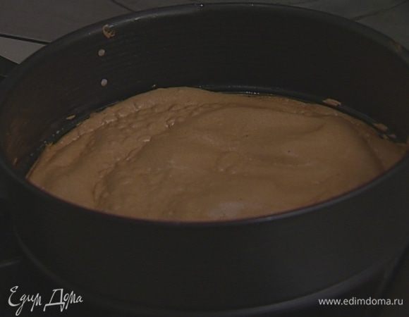 Выпекать меренгу 5 минут в разогретой духовке, затем остудить, не вынимая из формы.