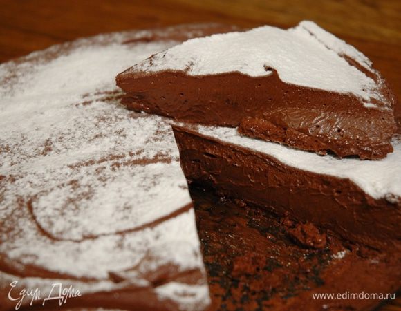 Готовый торт посыпать оставшейся сахарной пудрой.