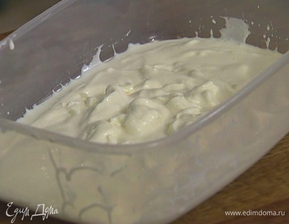 Время от времени перемешивать, чтобы мороженое осталось однородным.