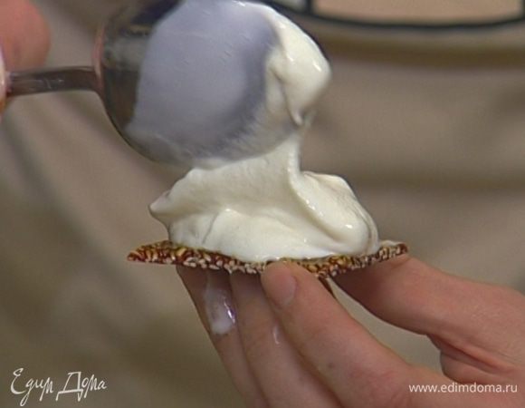 Выложить между ними мороженое и снова отправить в морозилку на 30 минут. 