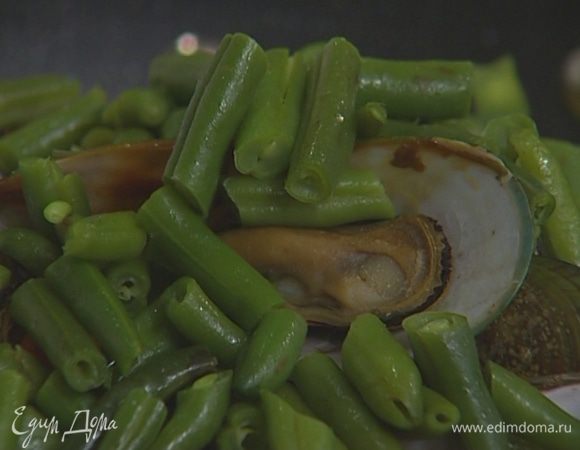 Накрыть кастрюлю крышкой, а сверху влажным полотенцем и оставить на 10 минут.