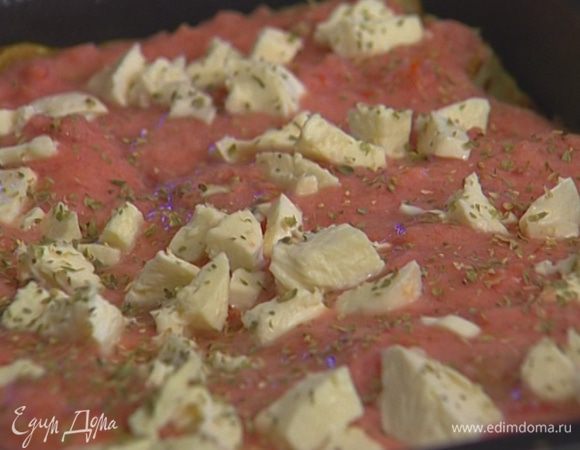 Полить томатным соусом, положить сверху кусочки моцареллы и присыпать орегано.