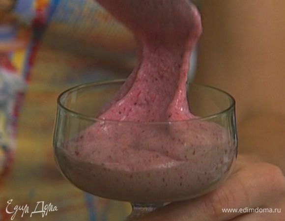 Переложить мусс в креманки и поставить на два часа в холодильник.