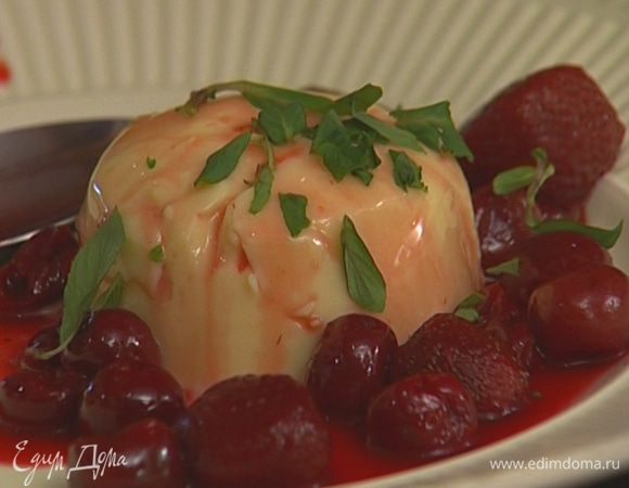 Полить ягодным соусом и присыпать листьями мяты.