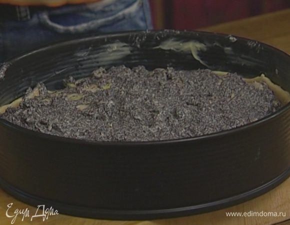 На тесто выложить маково-яблочную начинку, присыпать сахаром.
