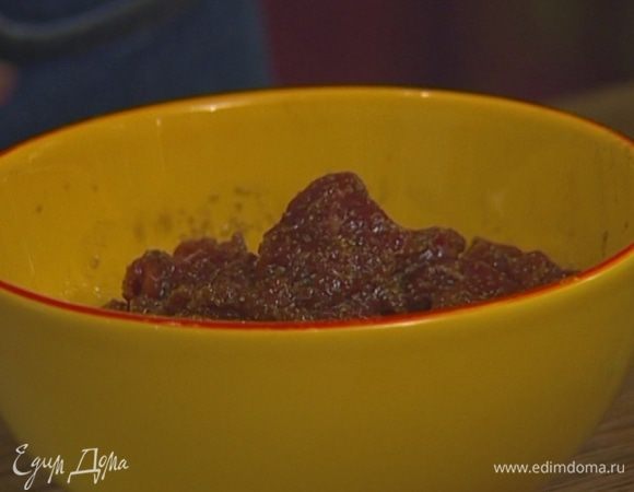 Мясо отправить в маринад на 20 минут.