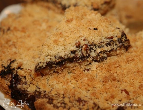 Выпекать еще 25–30 минут, а затем разрезать на небольшие пирожные. 