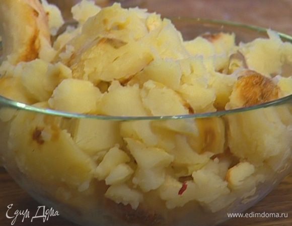 Картофель вымыть, уложить на противень и запекать в разогретой духовке 40–50 минут, затем остудить, почистить и разломить на кусочки.