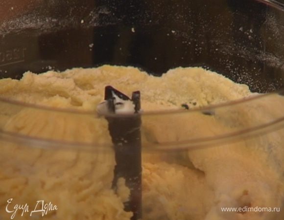 Не выключая блендера, по одному добавить яйца и вымешать все в однородное тесто.