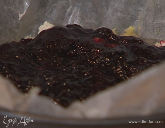 На корж равномерно выложить творог, а затем варенье.