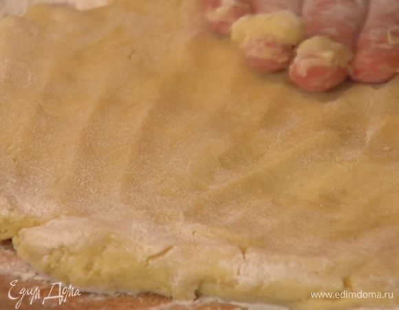 Вторую половину теста поместить на рабочую поверхность, присыпанную оставшейся мукой, и раскатать.