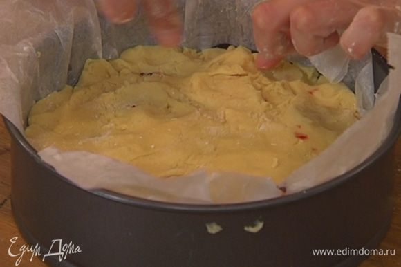 Накрыть пирог раскатанным тестом и выпекать в разогретой духовке 30 минут.