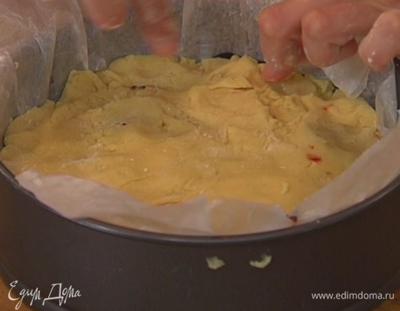 Накрыть пирог раскатанным тестом и выпекать в разогретой духовке 30 минут.