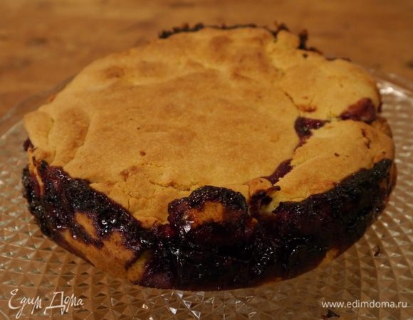 Готовый пирог остудить и посыпать сахарной пудрой.