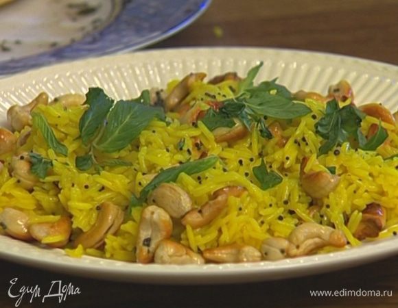 Присыпать рис листьями мяты. 