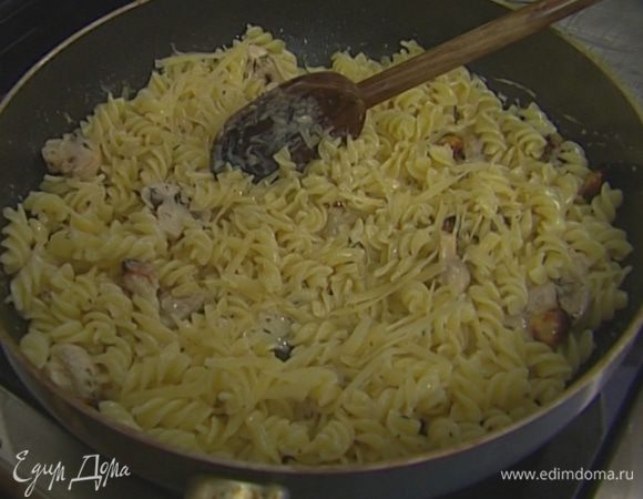 Присыпать натертым сыром и подавать. 
