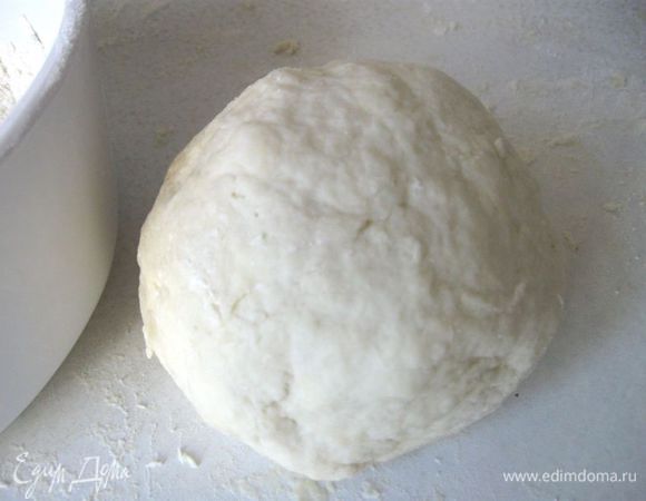  Замесить крутое, вместе с тем мягкое тесто, постепенно вливая ледяную воду (не всю). А для всего замеса в 3 этапа потребуется  приблизительно ¾ стакана воды. Тесто не должно липнуть к рукам. Скатать шар.