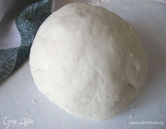 Накрыть полотенцем и оставить на  30 минут. Подсыпать еще муки, добавить оставшуюся воду и вымесить еще раз, отложить еще на 30 минут. Накрыть полотенцем. Затем добавить оставшуюся муку и вымесить тесто окончательно. Оно должно быть крутым и достаточно мягким одновременно, не должно липнуть к рукам.
