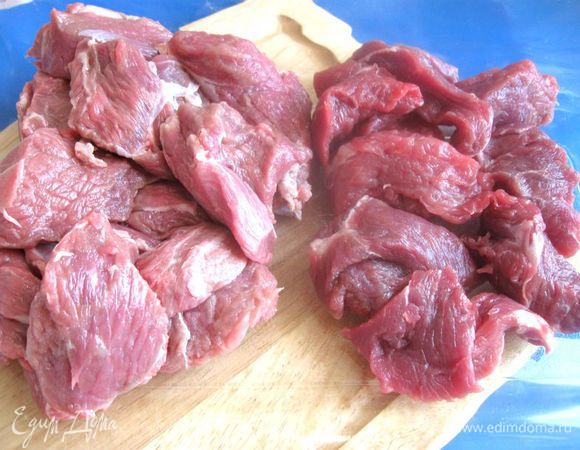 Пока тесто подходит, разрезать на кусочки мясо.