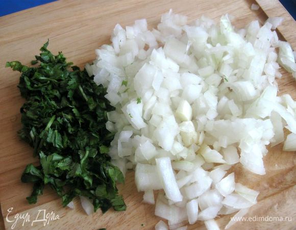 Зелень помыть, мелко нарезать. Лук почистить, мелко порезать.
