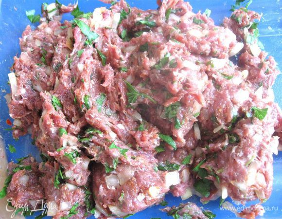 Добавить измельченную зелень, все перемешать. Постепенно добавлять ледяной  воды  столько, сколько мясо сможет впитать. Фарш одновременно должен оставаться однородной упругой массой.
