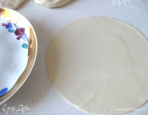 Вырезать круги диаметром 15 см. Для этого подойдет блюдце.