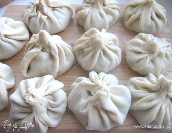 На кружочки теста положить по 1 ст. л.  фарша. Края теста собираются к центру складочками (18 – 20 складочек) и защипываются. "Хвостик" слегка вытянуть вверх: взять за него и немножко приподнять, дать повисеть. Это создаст немного простора внутри, необходимого для сока. "Хвостик" можно оставить полностью, а можно самую верхнюю тонкую часть его обрезать, но более толстую, основную часть не трогать. За нее надо будет держать хинкали, когда вы едите.