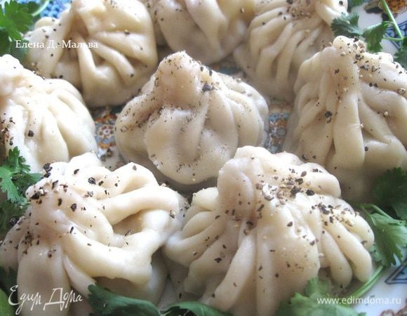 Вскипятить в большой кастрюле воду (воды должно быть много), добавить соль. По одному опускать осторожно хинкали  шумовкой в воду. В кастрюле им не должно быть тесно, иначе от соприкосновения может порваться тесто и тогда вся работа насмарку ( можете это делать партиями). Старайтесь не мешать ложкой хинкали, чтобы не повредить их, - немного встряхните кастрюлю. Вынуть хинкали аккуратно шумовкой из воды.На варку замороженных хинкали у меня ушло 15 минут, для незамороженных - нужно на 1 -2 минуты меньше.