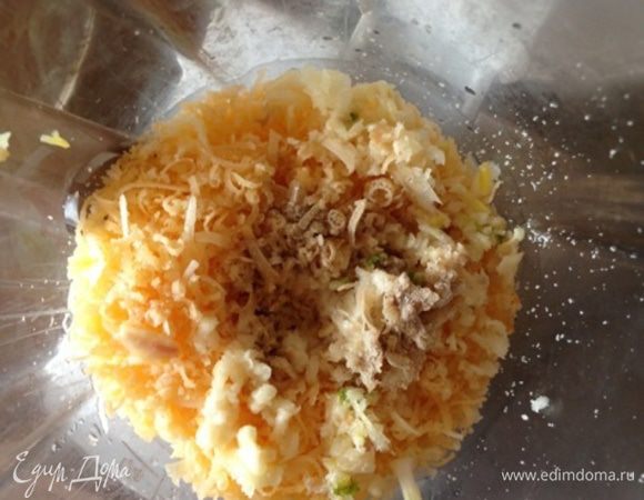 Приготовим крем. В блендере взобьем оливковое масло, тертый пармезан, уксус, белый молотый перец и давленый чеснок.