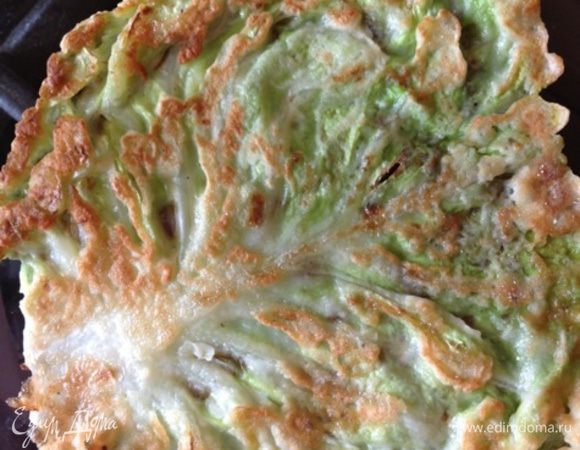 Капустные листья обмакиваем в кляре и обжариваем с двух сторон на растительном масле до золотистой корочки. У листьев я предварительно срезала толстые прожилки, можно просто отбить молоточком для мяса. 
Обжарим и маленькие листья, из них тоже соорудим коржи.