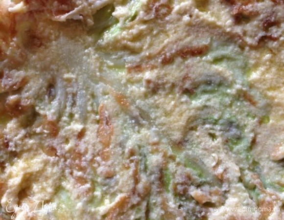 Теперь сборка нашего тортика!!!!!
Берем корж и промазываем его кремом, крема нужно совсем чуть-чуть, т.к. у него очень насыщенный вкус и аромат.