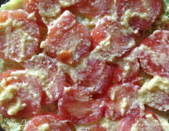 Пару раз прослаиваем торт помидорками, тоже промазывая кремом. 