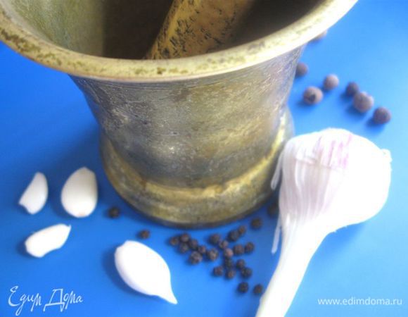 Черный перец горошком (можно заменить душистым перцем)  растолочь в ступке крупно и посыпать готовые хинкали. Для приправы: в сметану добавить перец черный свежемолотый, растолченный с солью чеснок, измельченную зелень кинзы  и тархуна. Перемешать.
