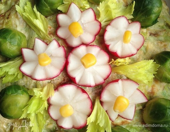 На последний слой кладем крем и украшаем. Я украсила отварной брюссельской капустой, редиской, зернами кукурузы и листочками сельдерея.
Даем торту настояться в холодильнике хотя бы пару часов (но вкуснее он на следующий день) и подаем!!!!