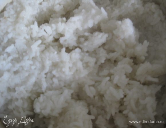 Отвариваем рис в большом количестве воды 10 минут. Воду сливаем.
Можно взять рис с предыдущей трапезы.