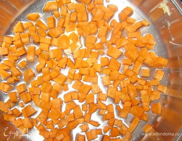Нарезаем морковь квадратиками. И выкладываем на противень с растительным маслом, в котором будем запекать запеканку.